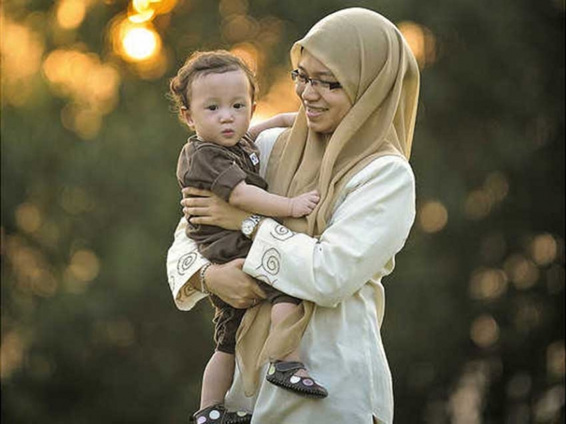 Supermom? According to the 2001 census, a considerable number of Canadian Muslim mothers were both homemakers and breadwinners by choice.